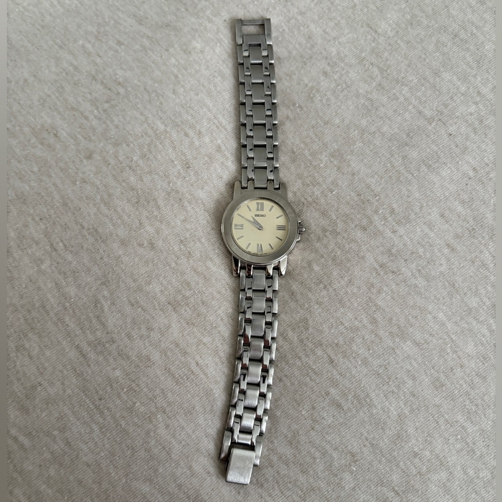 Seiko Silver Watch V700-6K99
